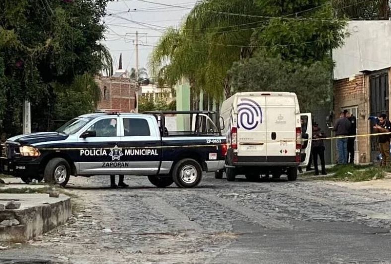 Hallan cuerpo decapitado en un sillón abandonado en Zapopan, Jalisco