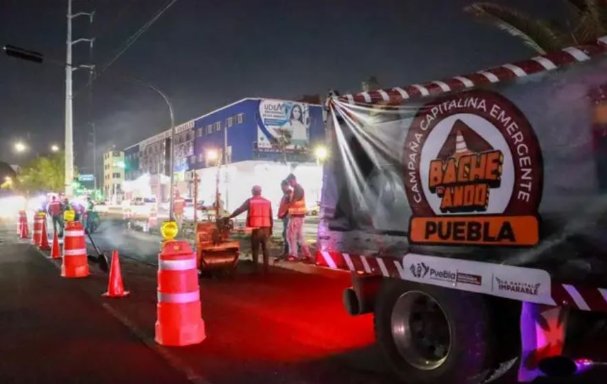 Pepe Chedraui supervisa el bacheo nocturno para mejorar vialidades en Puebla