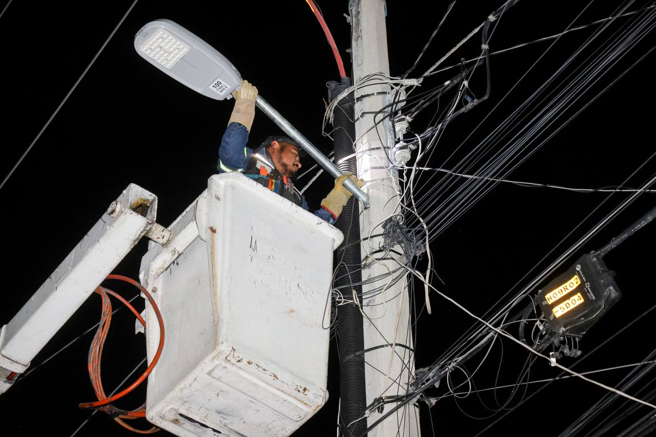 Mejora Lupita Cuautle Torres alumbrado público en San Andrés Cholula