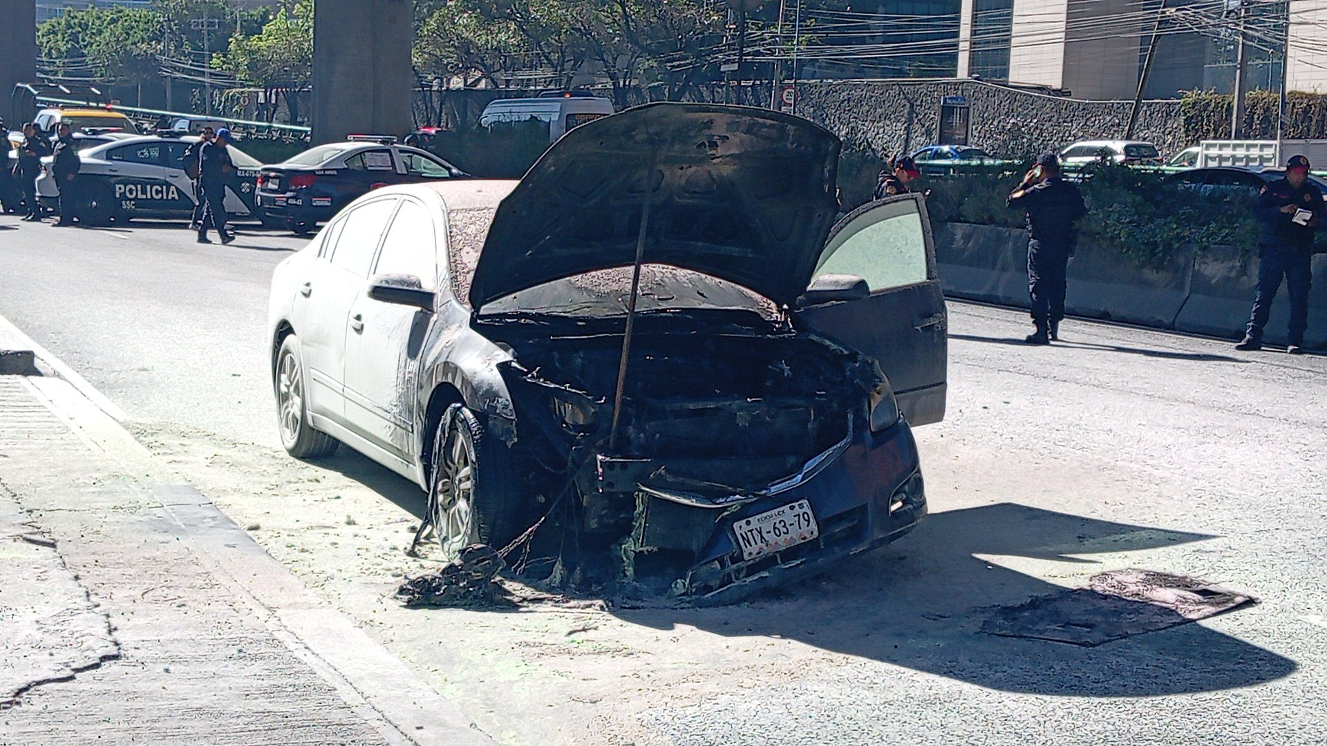Automóvil se incendia en Periférico, alcaldía Álvaro Obregón: movilización de servicios de emergencia