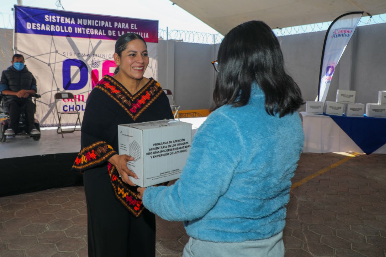 Encabeza Lupita Cuautle entrega de apoyos a familias sanandreseñas
