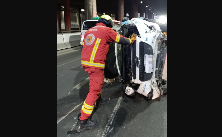 Volcadura en Distribuidor Juárez–Serdán afecta tránsito sin lesionados
