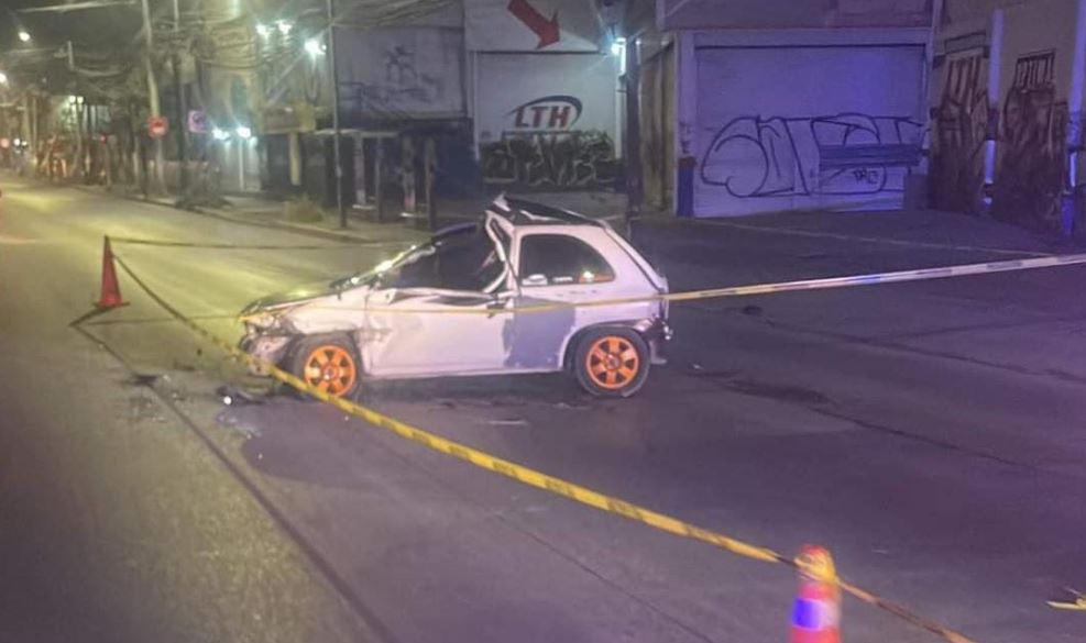 Conductor fallece en trágico accidente y su auto se incendia en Tultitlán