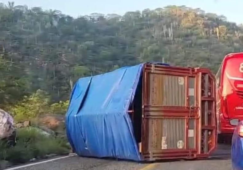 Volcadura en carretera Tehuantepec-Oaxaca interrumpe circulación y alerta a conductores
