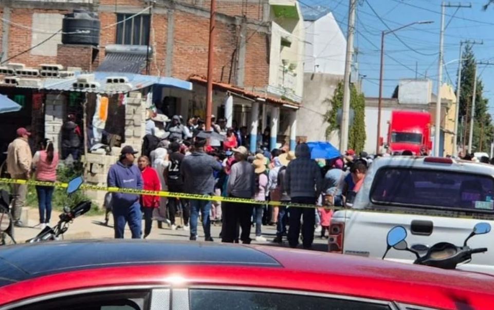 Intentan linchar a conserje y directora en Puebla por abuso a menor en primaria