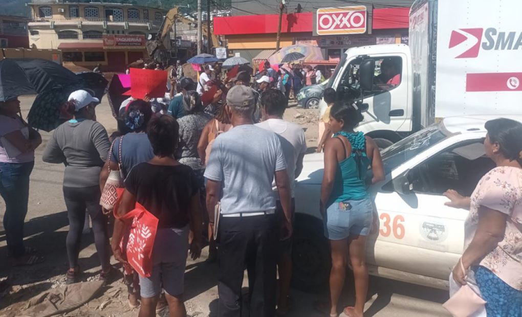 Vecinos de Piedra Roja y El Cayaco bloquean carretera para exigir ayuda