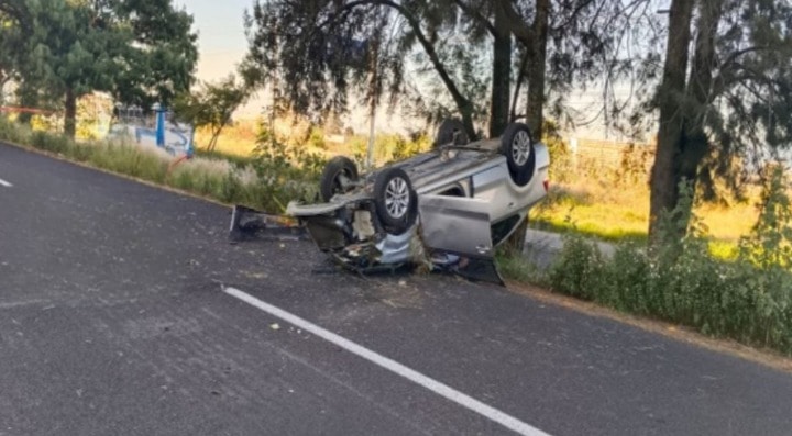 Fatal volcadura en la vía corta Puebla-Santa Ana deja un hombre muerto