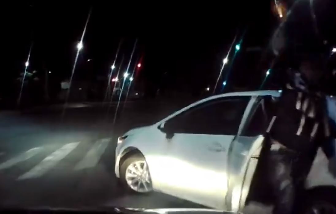 Taxista huye de asalto en Puebla; ladrones disparan y él termina chocando