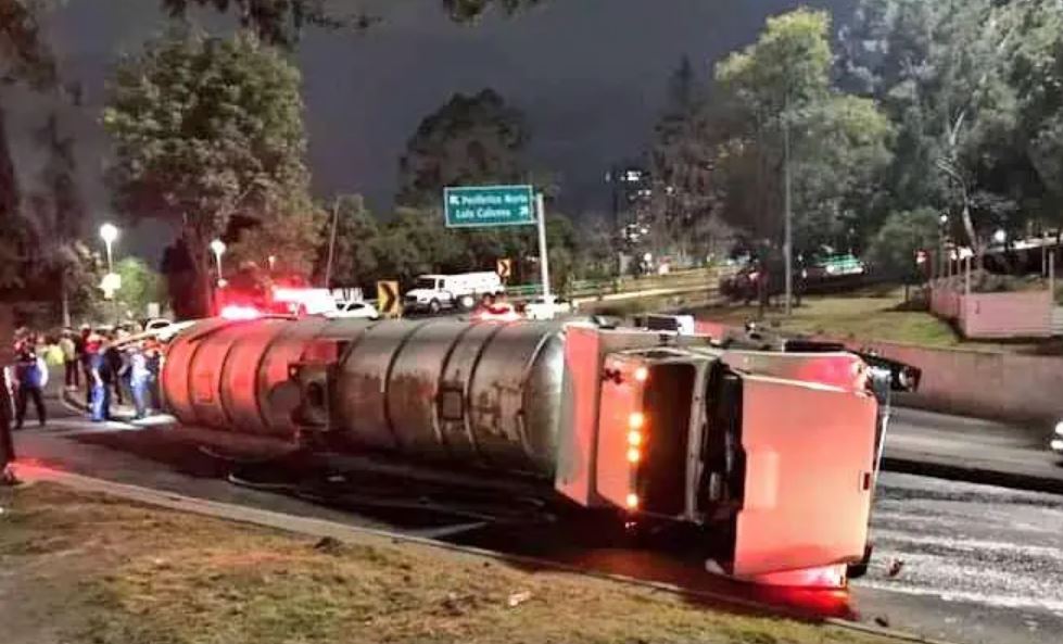 Volcadura de pipa con 45 mil litros de agua en Álvaro Obregón, CDMX
