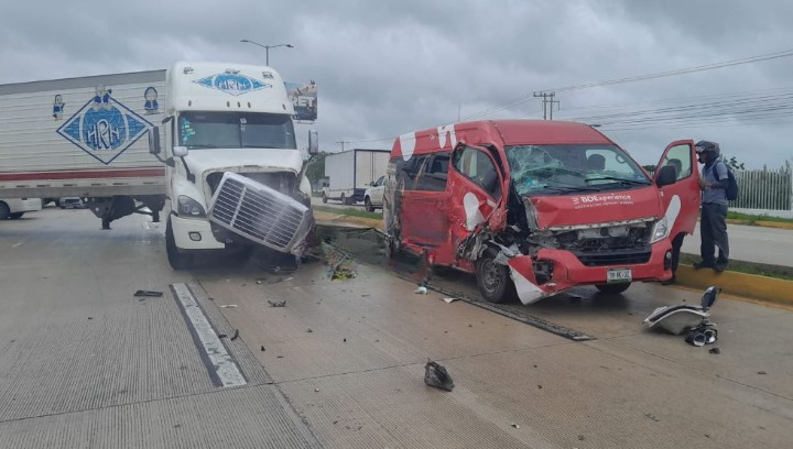 Accidente en el Bulevar Colosio de Cancún provoca congestión vehicular