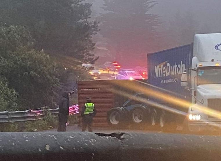 Tráiler vuelca en "La Pila" en la carretera México-Toluca, sin heridos