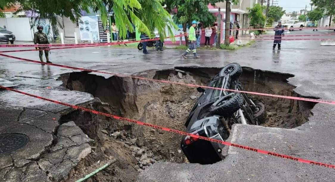 Camioneta cae en socavón en Veracruz tras lluvias del ciclón Nadine