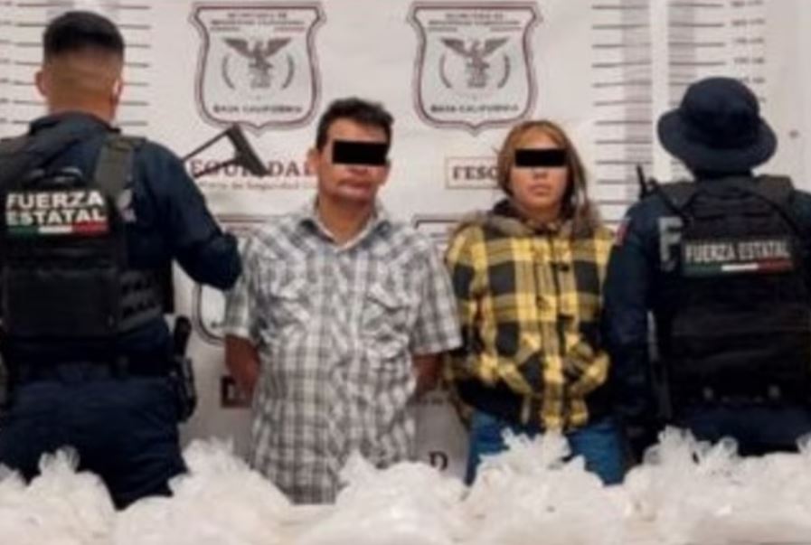 Hallan 20 kg de droga en Mustang con llanta ponchada; pareja detenida en BC