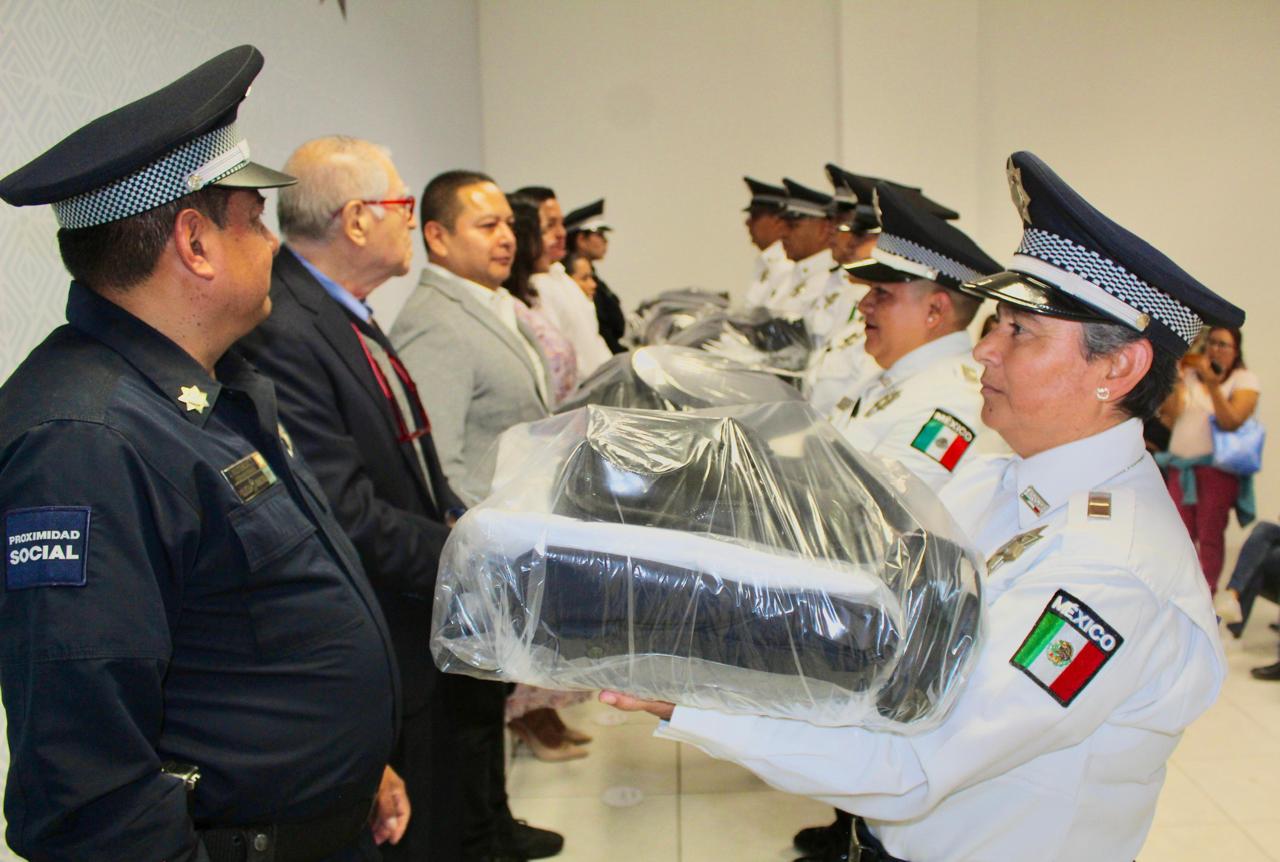 Entrega Lupita Cuautle uniformes a policías de San Andrés Cholula 