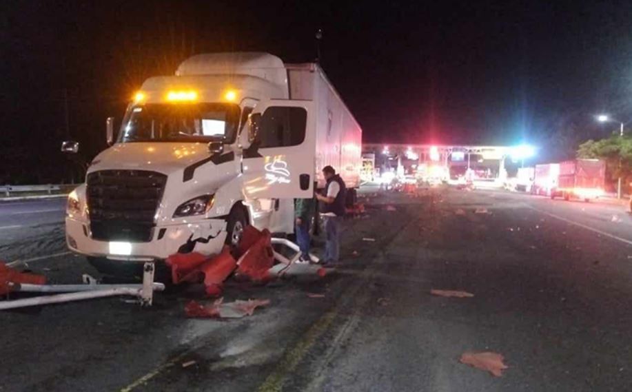 Tráiler sin frenos choca caseta en la México-Guadalajara: 2 heridos