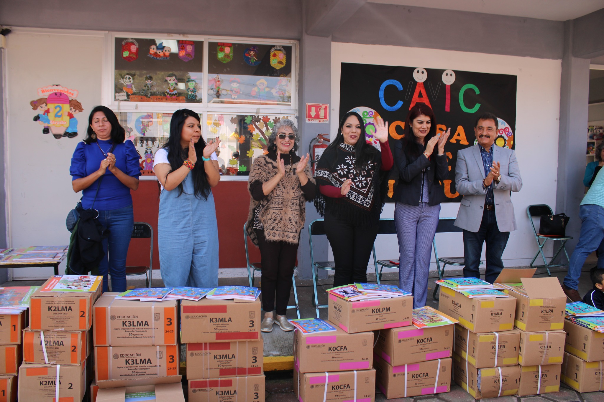 Tonantzin Fernández entrega libros a CAIC´s 