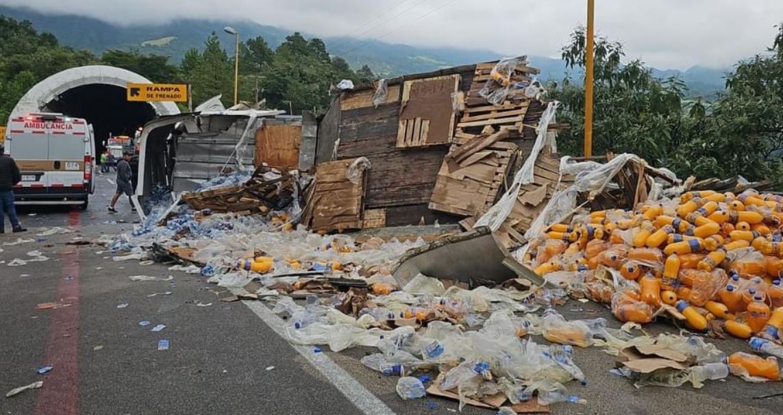 Tráiler vuelca en autopista Puebla-Veracruz: cierre total en Cumbres de Maltrata