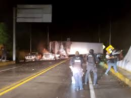 Autopista Durango-Mazatlán cerrada por bloqueos violentos; Capufe y Guardia Nacional alertan