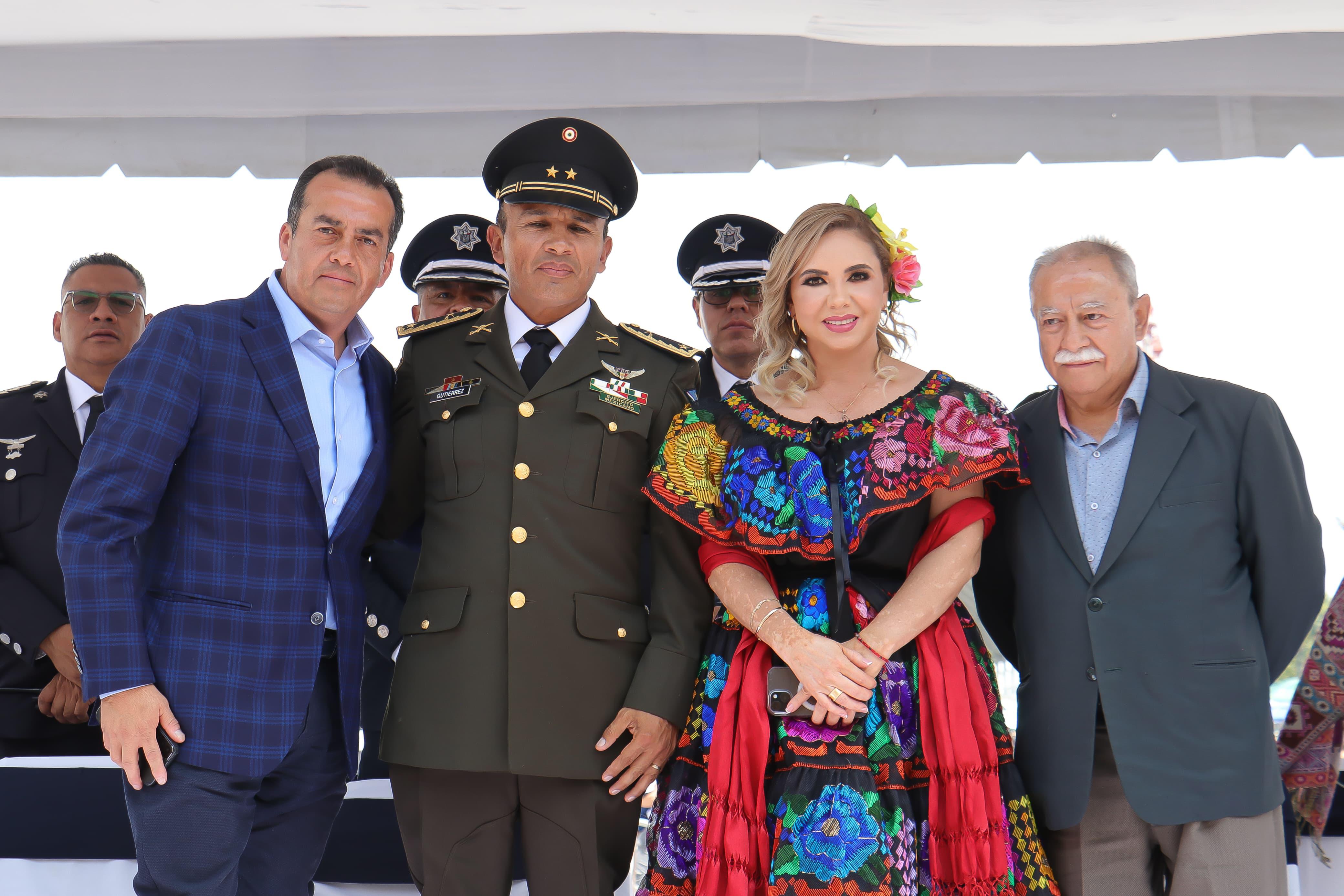 Más de 7 mil personas participan con éxito en el Desfile del 214º Aniversario de la Independencia 