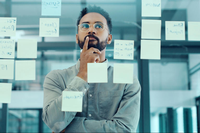 Saca conclusiones, lanza y aprende Después de múltiples rondas de pruebas y refinamientos, podemos sacar conclusiones sobre cuál es el mejor producto para lanzar, uno que probablemente tenga éxito. Para nuestro juego, concluimos que la competencia y las opciones personalizadas impulsarían el compromiso a largo plazo y la aceptación de las notificaciones push. Así que lanzamos nuestro Producto Mínimo Viable (MVP) a una audiencia más amplia, evaluamos nuevos datos y descubrimos más problemas. Nuevamente, recurrimos al método científico para observar, cuestionar, formular hipótesis, probar y refinar nuestras mayores oportunidades de mejora.  La retroalimentación inicial nos dio confianza, pero no nos detuvimos ahí. Para medir la retención y el compromiso de manera efectiva, se requiere de un análisis a largo plazo. La fase MVP nos enseñó el impacto de la escala en tiempo real, pero el producto todavía se encuentra en las primeras etapas, incluso después de lanzarlo a decenas de miles de jugadores. Al igual que nuestra aplicación principal, que tardó años de pruebas y optimización en superar los cien millones en ingresos, continuaremos recopilando datos y refinando con más mejoras para garantizar que nuestro juego siga siendo atractivo y relevante.  Los principios del método científico sirven como una guía atemporal para resolver problemas e innovar ideas. Este proceso iterativo lleva a las ideas desde el descubrimiento y la mejora hasta convertirlas en un crecimiento sostenido y en éxito. Ya sea desarrollando una nueva aplicación, lanzando un producto o mejorando un servicio existente, el método científico ofrece un proceso estructurado que cualquiera puede aplicar para navegar la innovación con mayor confianza.