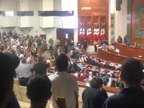 Estudiantes irrumpen en el Congreso de Sinaloa en protesta por la reforma a la Ley Orgánica de la UAS