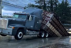 Socavón en parque industrial Chachapa: conductor de tráiler se salva de caer en Amozoc, Puebla