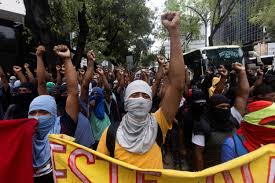 Estudiantes marchan hacia el Ángel de la Independencia en el décimo aniversario de Ayotzinapa