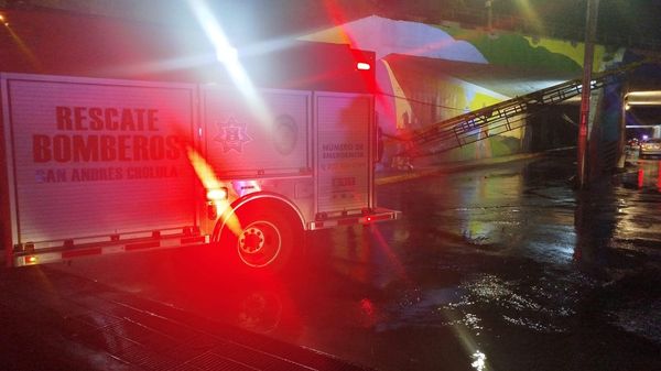 Volcadura de vehículo derriba estructura en San Andrés Cholula 