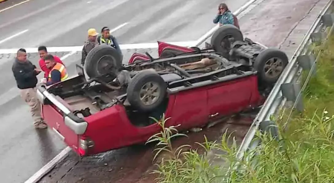 Volcadura en la México-Puebla deja un muerto y múltiples accidentes reportados