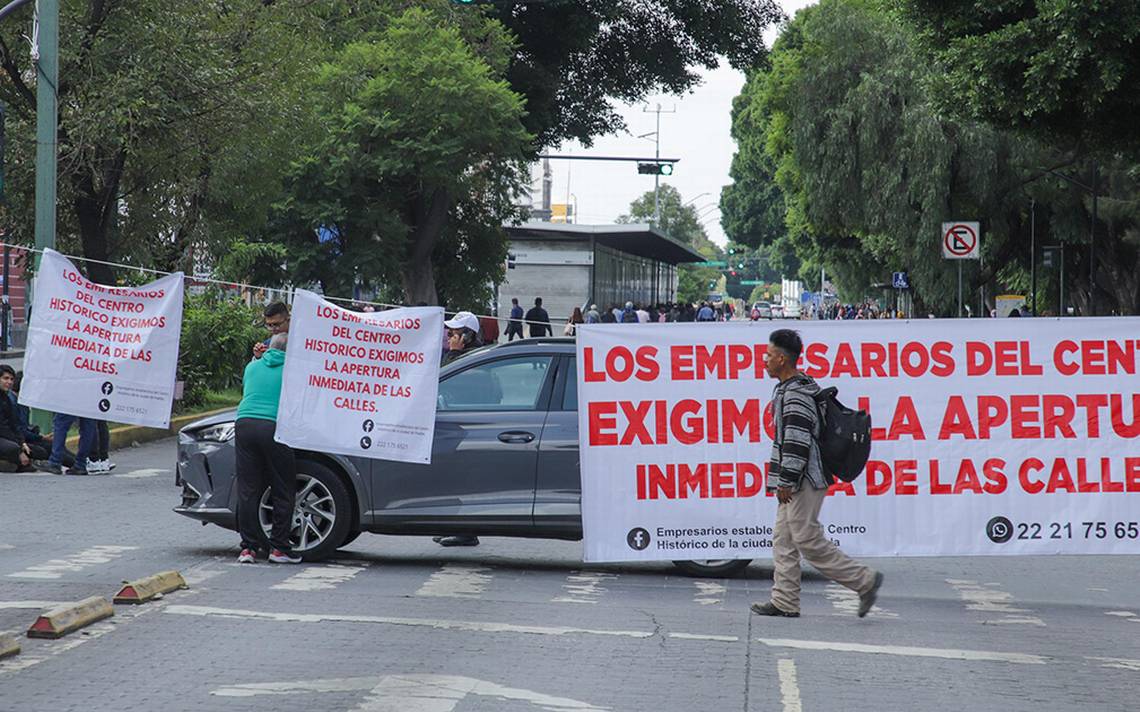 Comerciantes del Centro Histórico bloquean calles en protesta por operativo