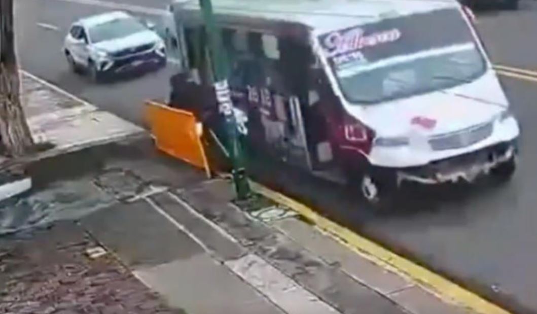 Conductor de microbús atropella a motociclista tras discusión en Morelia