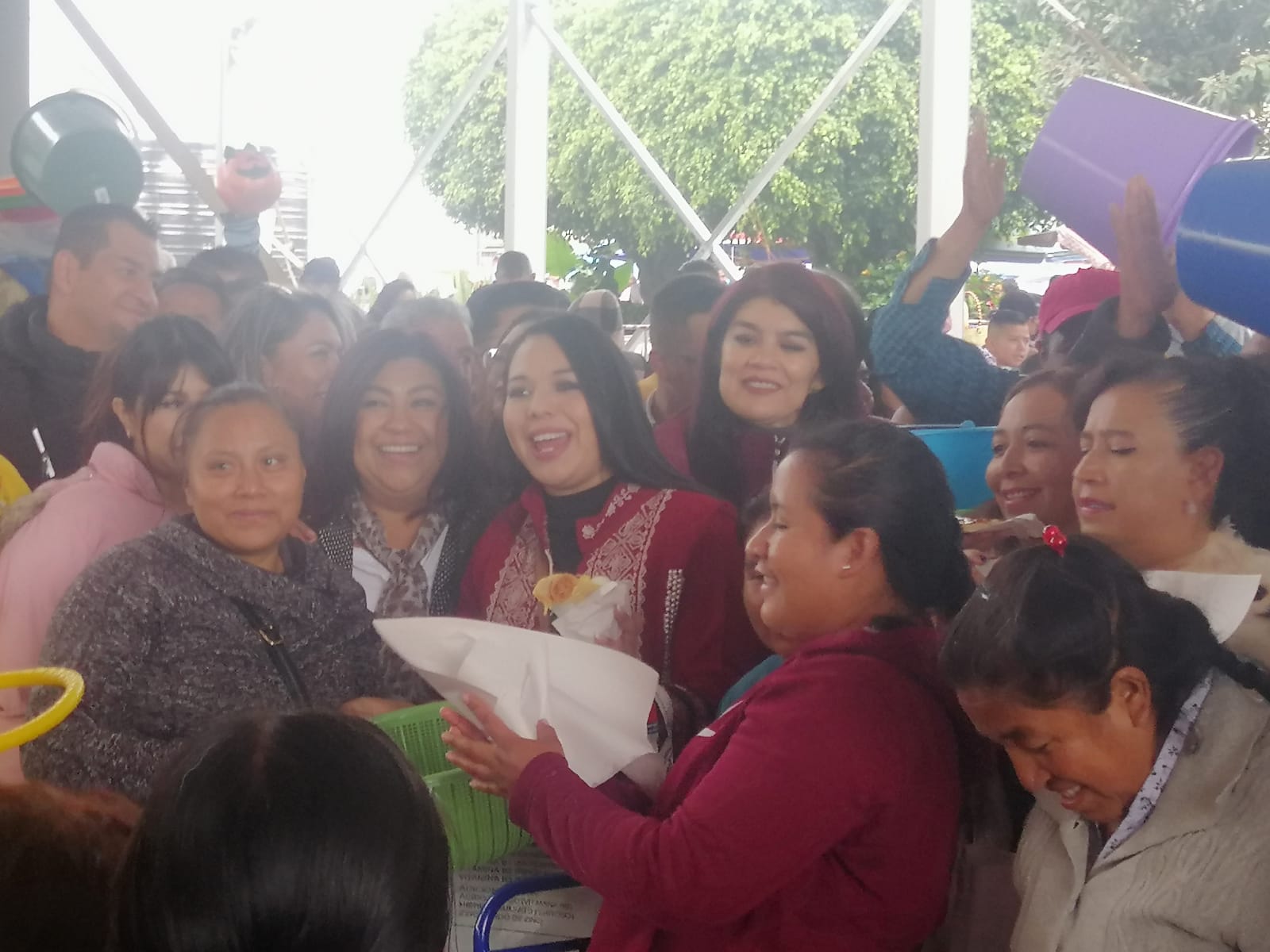 Tonantzin Fernández comprometida a preservar y mejorar la tradición del trueque en San Pedro Cholula