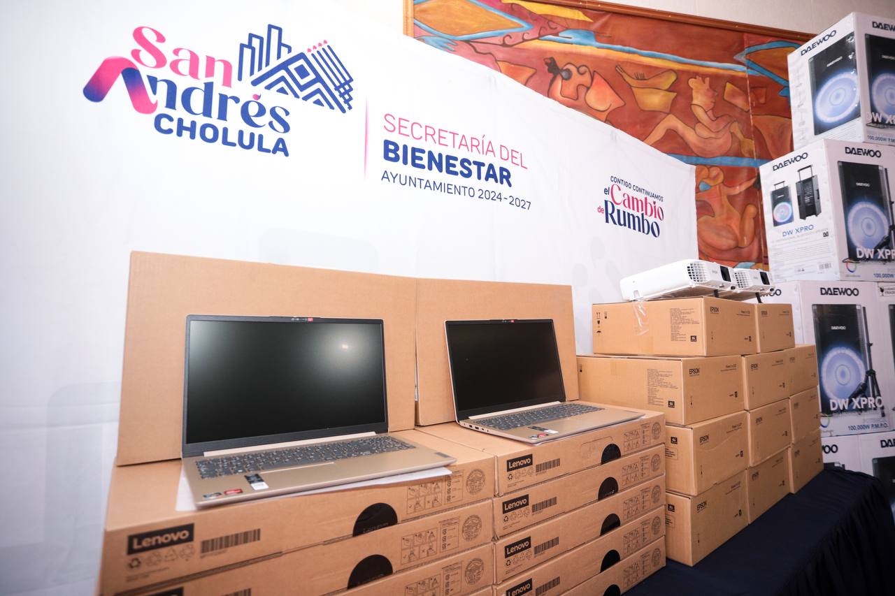 Fortalece Lupita Cuautle a escuelas con equipo tecnológico