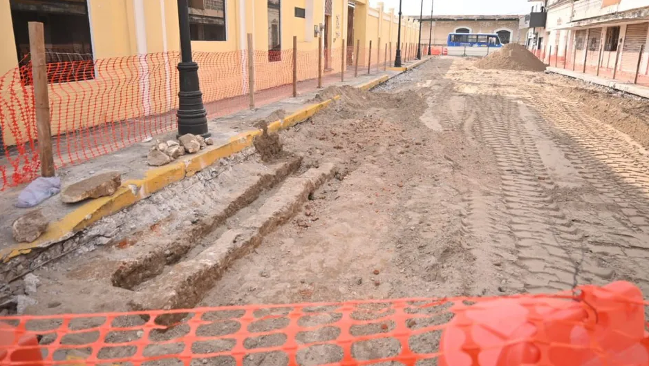 Hallan vestigios de la muralla colonial durante obras en el Centro Histórico