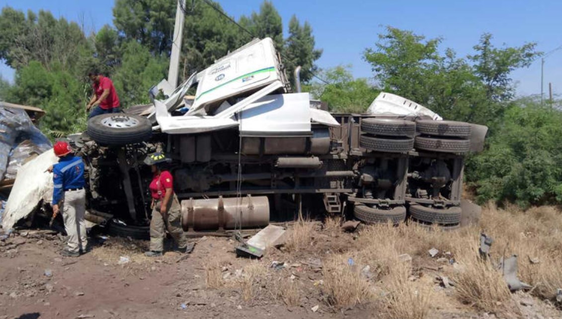 Trailero sufre accidente al intentar ganarle el paso al tren en Gómez Palacio