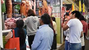Tlaxcaltecas llenan el mercado por carne asada y verduras frescas