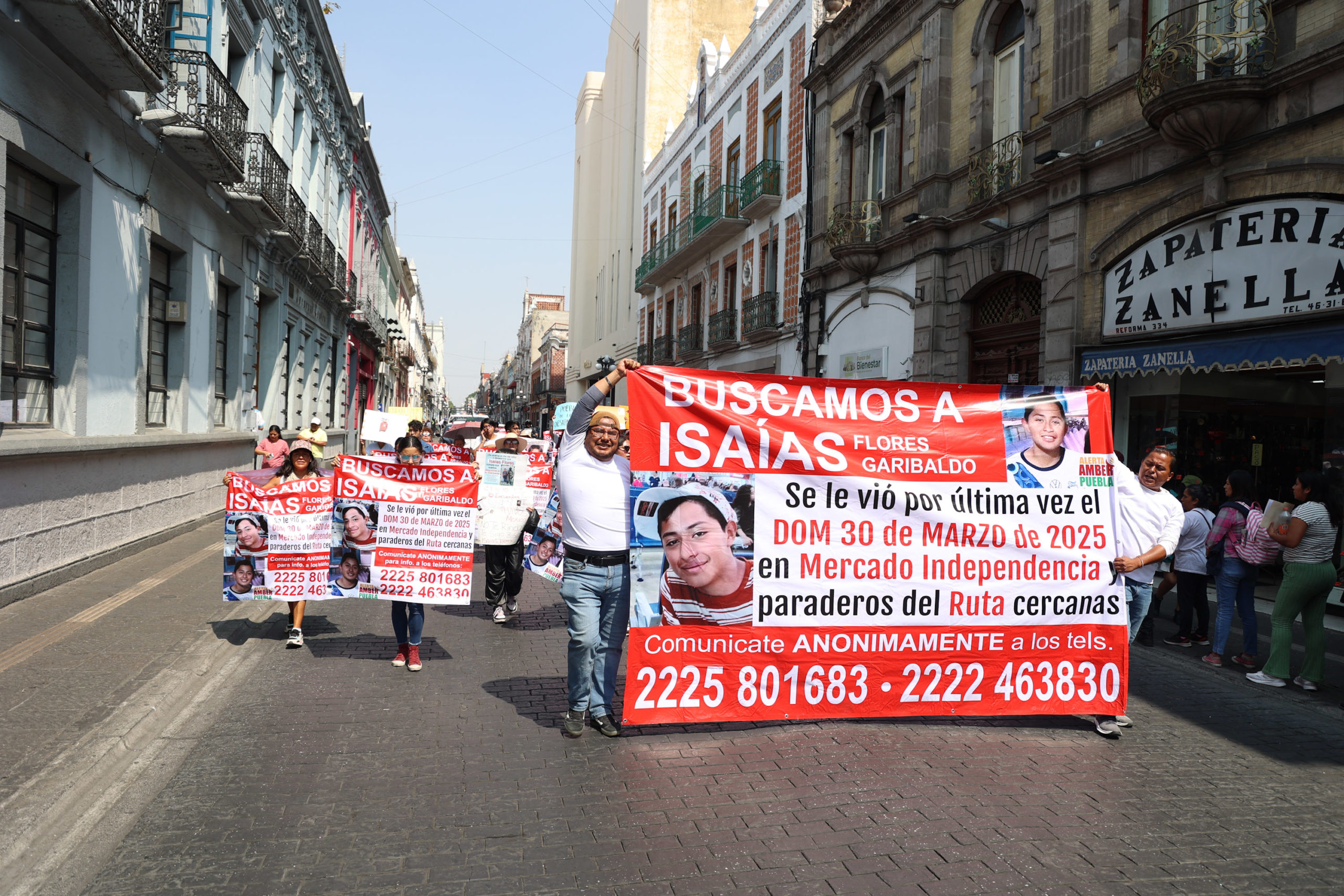 Familiares de Isaías Flores marchan en Puebla para exigir su localización