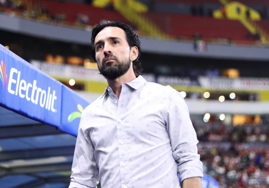Chivas despide a Gerardo Espinoza tras quedarse fuera del Play-in en el Clausura 2025