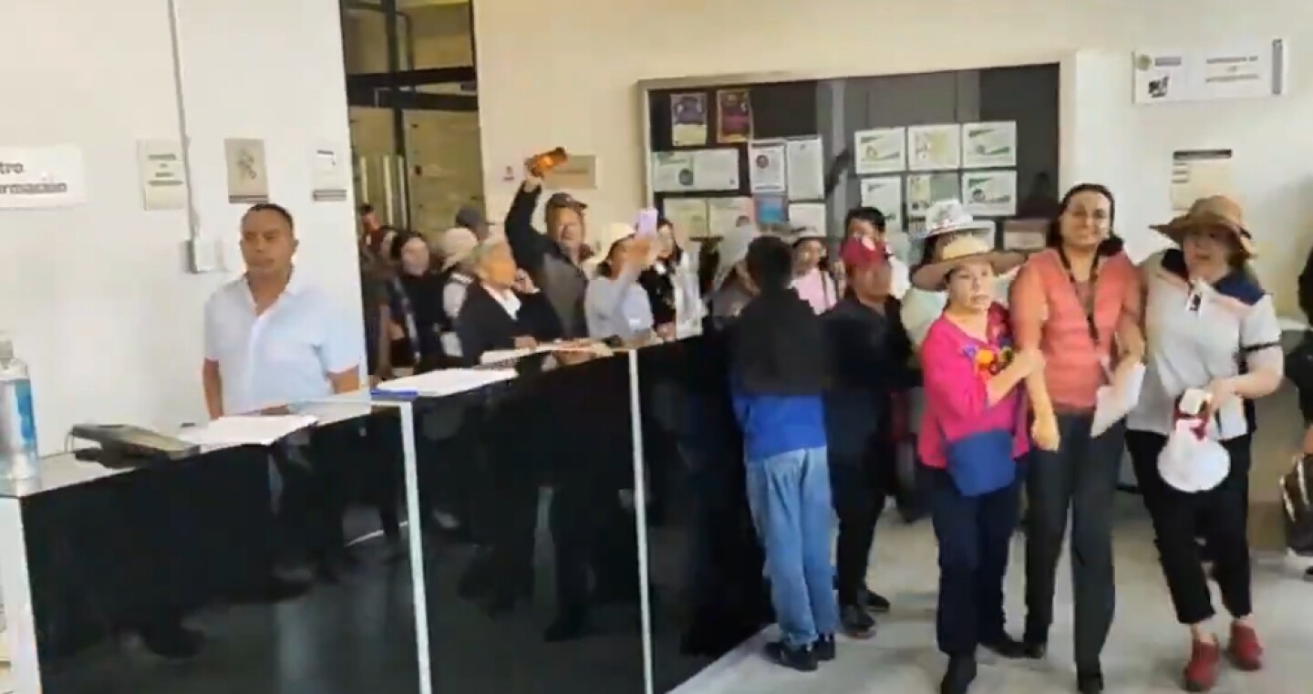 Campesinos irrumpen en oficinas del SAT en Angelópolis; exigen devolución del IEPS