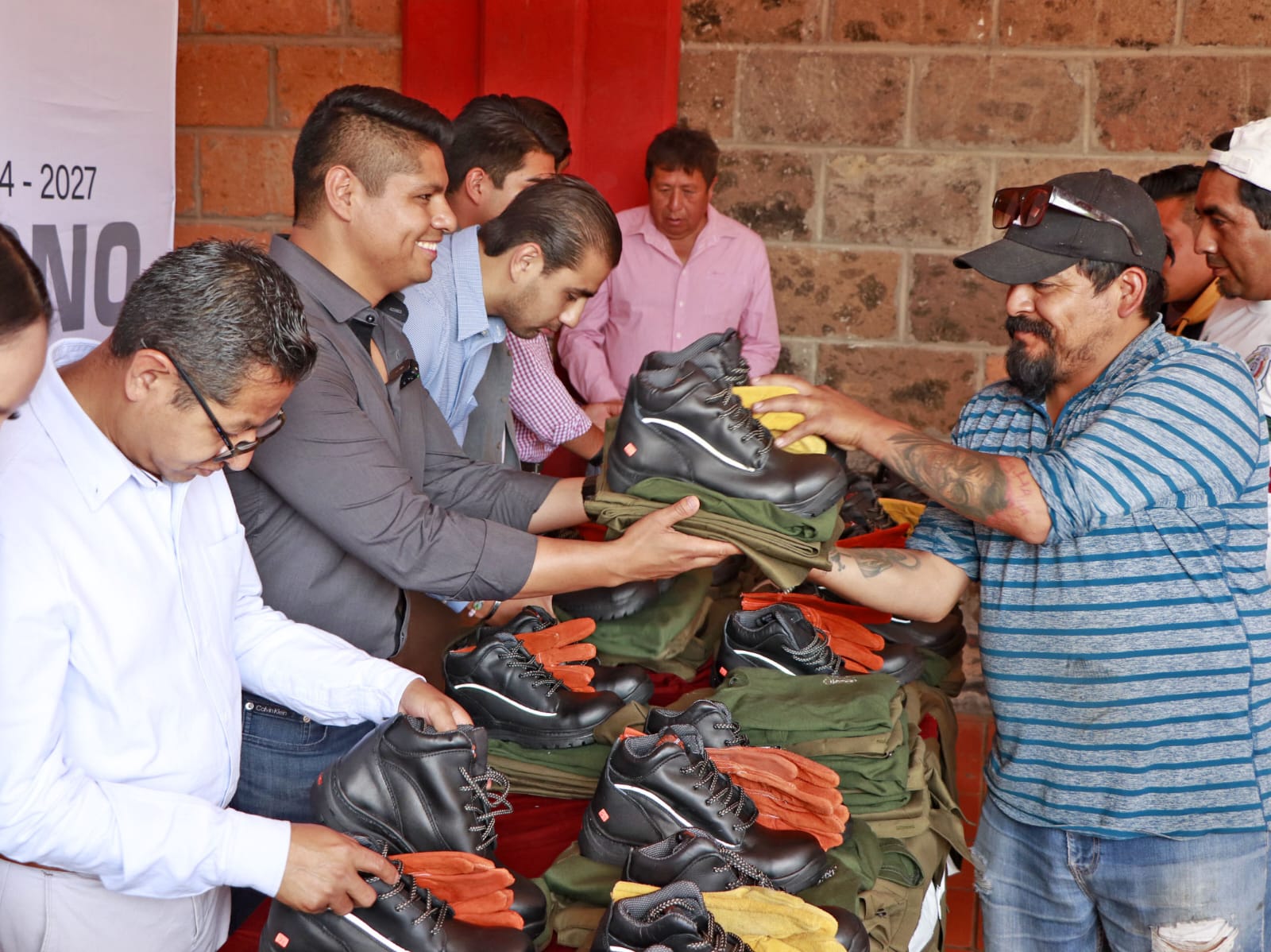 Entrega Omar Muñoz uniformes al personal del Servicio de Recolección de Residuos Sólidos Urbanos