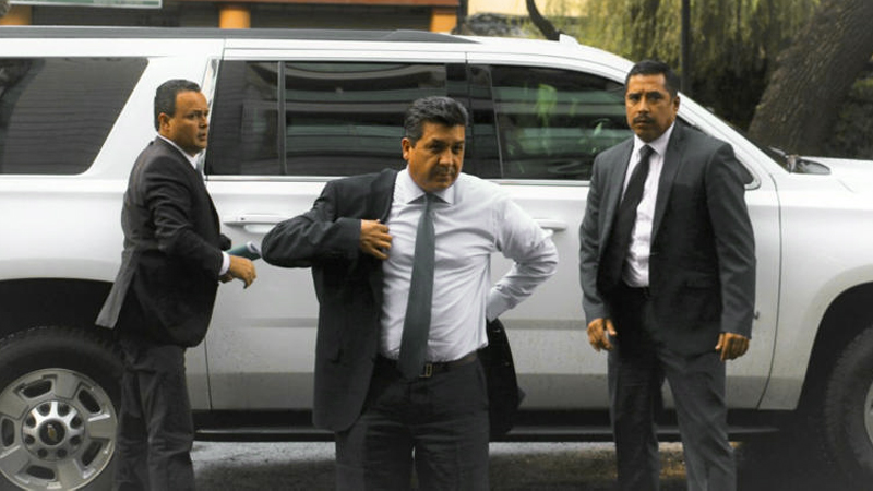 Tribunal ordena retirar escoltas a Cabeza de Vaca, exgobernador de Tamaulipas