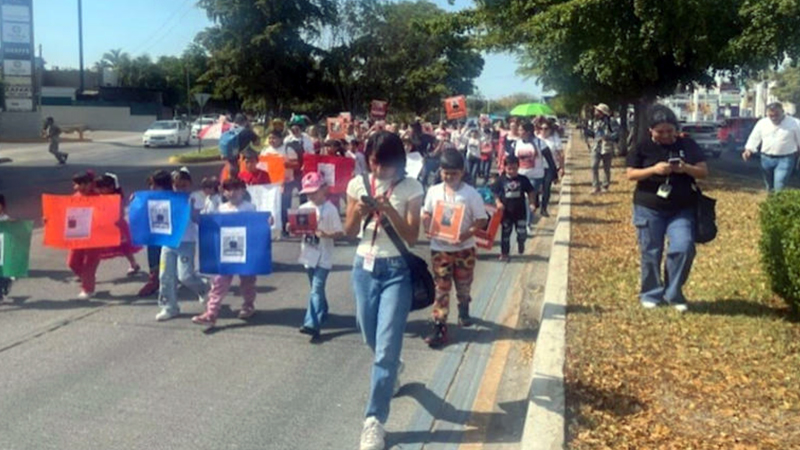 Niñas, niños y activistas disfrazados marchan en Sinaloa por familiares desaparecidos