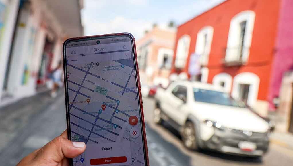 Ayuntamiento de Puebla creará portal para transparentar ingresos de parquímetros Puebla, Pue.- El Ayuntamiento de Puebla anunció la creación de un portal digital para transparentar el uso de los recursos generados por los parquímetros y las infracciones relacionadas al estacionamiento público.  Laura García González, coordinadora de Transparencia y Gobierno Abierto del municipio, informó que la plataforma estará disponible a través de un enlace en la página oficial del ayuntamiento, y permitirá a cualquier ciudadano consultar los ingresos de manera abierta.  Durante la comisión de Participación Ciudadana, Transparencia y Gobierno Abierto, García González destacó que esta iniciativa es resultado de un trabajo conjunto con el secretario de Movilidad e Infraestructura, David Aysa de Salazar, bajo la instrucción directa del presidente municipal José Chedraui Budib.  "En el tema de los estacionamientos rotativos, el secretario Aysa y nuestro presidente municipal dieron la instrucción de transparentar todo lo que ingresa para que cualquier persona pueda observarlo", indicó.  La funcionaria subrayó que, aunque la ley no obliga a difundir esta información de manera proactiva, el Ayuntamiento busca fortalecer la confianza ciudadana mediante la apertura total de los datos.  "Vamos a habilitar un portal de gobierno abierto, en donde publicaremos información que no estamos obligados a informar, pero que queremos que la gente conozca", concluyó.