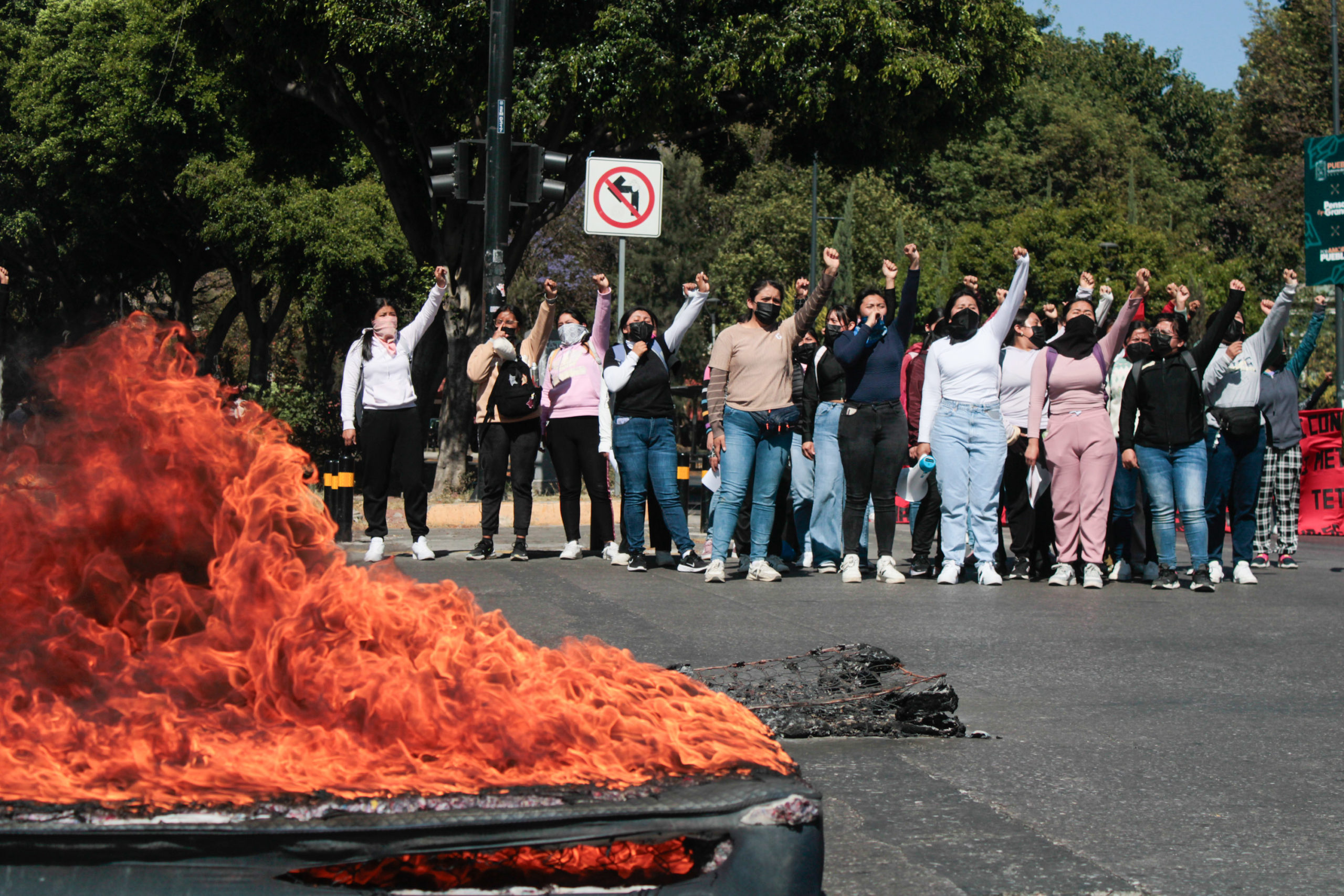 Normalistas de Teteles bloquean el bulevar 5 de Mayo y vandalizan unidad de RUTA en protesta por falta de agua