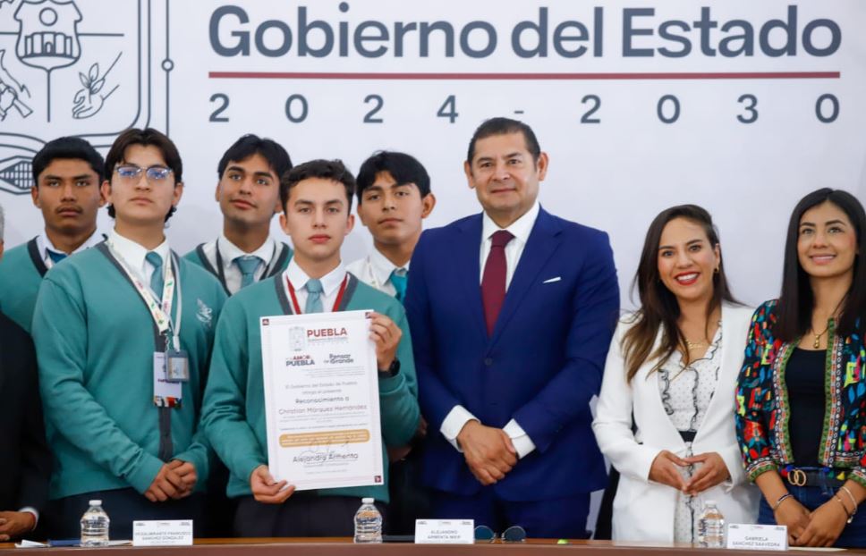 Gobierno de Puebla reconoce a estudiantes que brillaron en FAN 2025