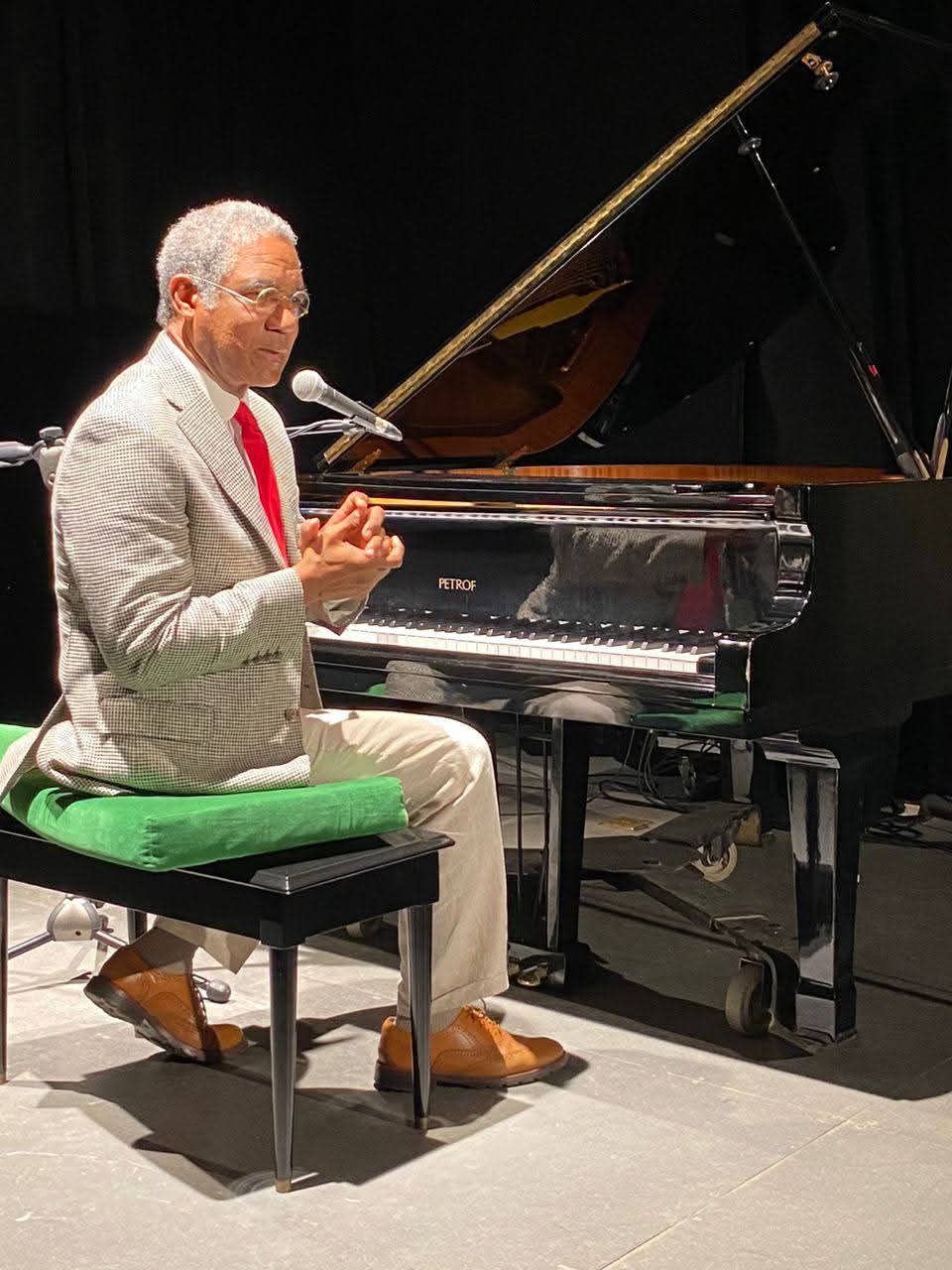 Exhibe Daniel Herrera a Gobierno del Estado por no pagar su participación en Festival de Boleros