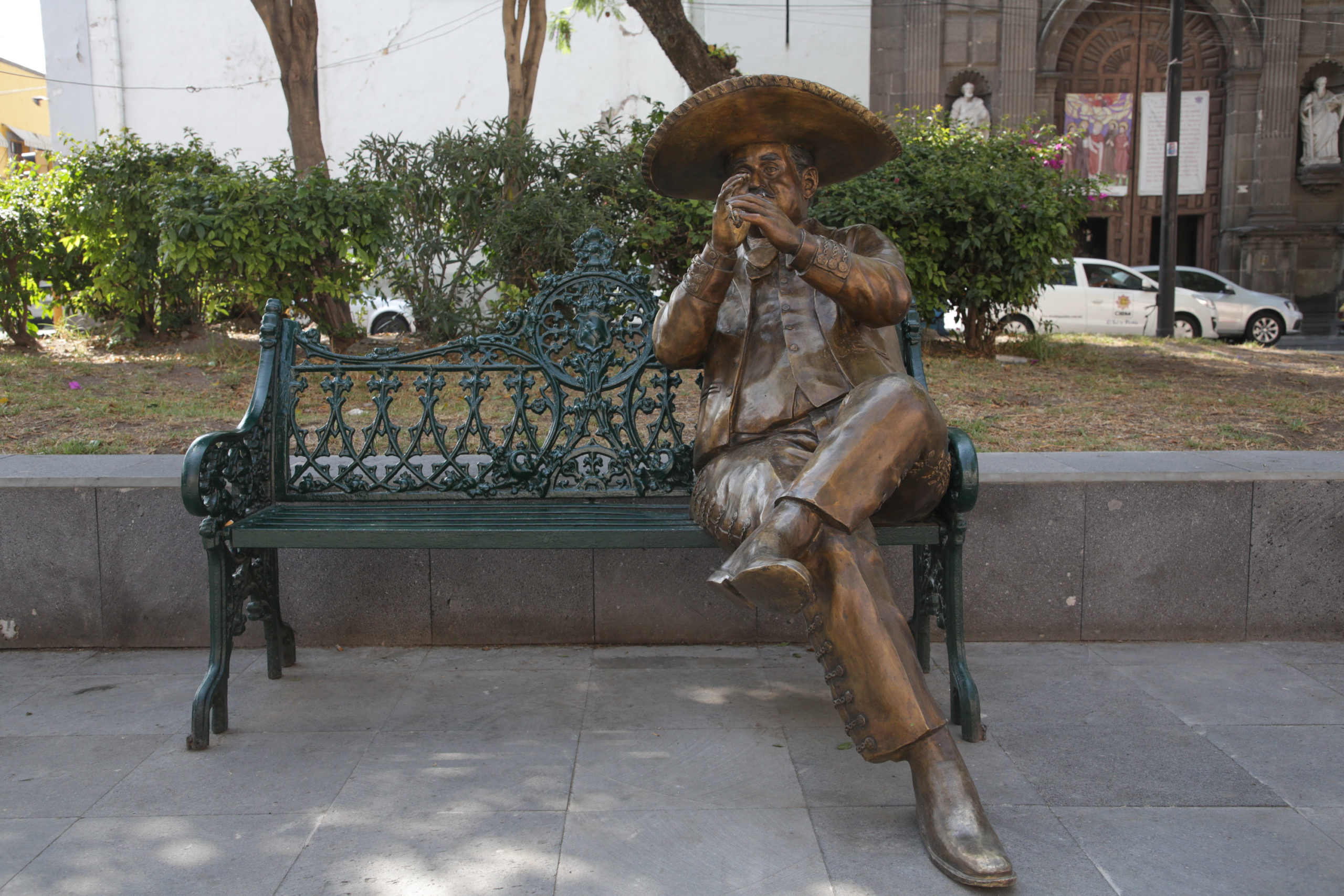 Roban escultura completa de “El Marmolejo” en parque de Santa Inés; investigan a vehículo sospechoso