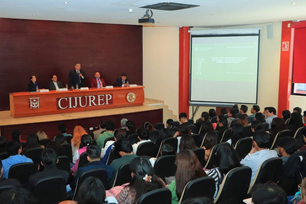 César del Carpio analiza control judicial y competencias del Congreso en la UATx