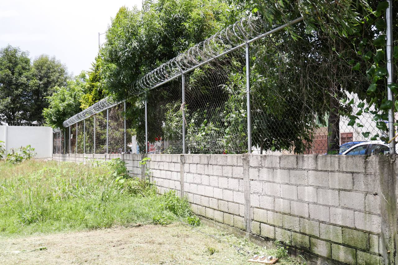 Refuerza Lupita Cuautle seguridad con barda perimetral en Centro Escolar