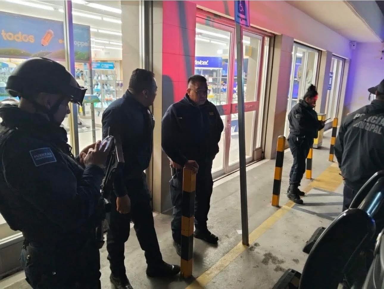 Asaltan Coppel en Contla y se llevan 100 mil pesos; el segundo atraco violento en el municipio  Alexis P. González   En un mismo día, el municipio de Contla de Juan Cuamatzi fue escenario de al menos dos robos con violencia.   Tras el asalto a una familia por la mañana, por la noche, sujetos armados atracaron la tienda Coppel del centro, despojando a los empleados de dinero en efectivo.  El asalto ocurrió alrededor de las 19:30 horas,  en el establecimiento ubicado en la calle Miguel Hidalgo. Según los primeros datos, dos hombres con sudaderas negras y gorras, ingresaron a la tienda. Uno de ellos vestía pantalón de mezclilla claro y el otro, uno oscuro.  Los asaltantes se dirigieron a las cajas, amagaron a los trabajadores con armas de fuego y robaron aproximadamente 100 mil pesos. Tras el atraco, huyeron a pie sobre la calle Tres de Marzo.  Al lugar acudieron elementos de seguridad locales y estatales para tomar conocimiento de los hechos e iniciar la búsqueda de los responsables.   Este asalto se suma al ocurrido por la mañana en la calle de Loma Verde, donde una familia fue víctima de robo a su domicilio, perdiendo un vehículo, electrodomésticos, cosas de valor y 40 mil pesos en efectivo.